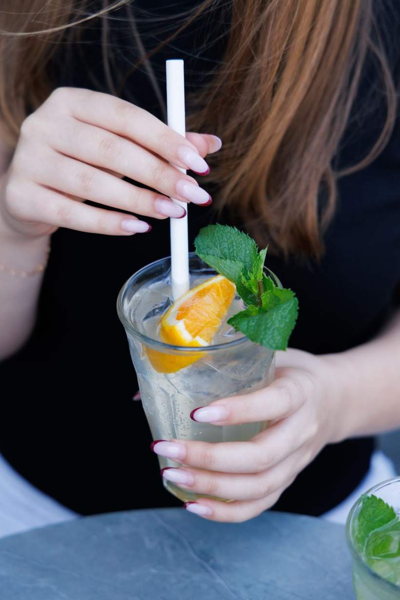 Lemonade met sinaasappel en munt