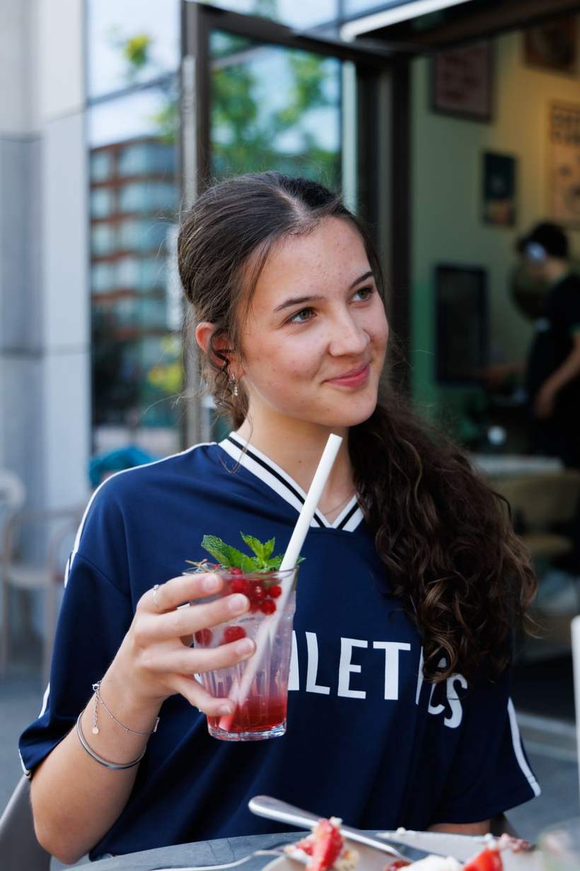 Gast met roze lemonade op het terras