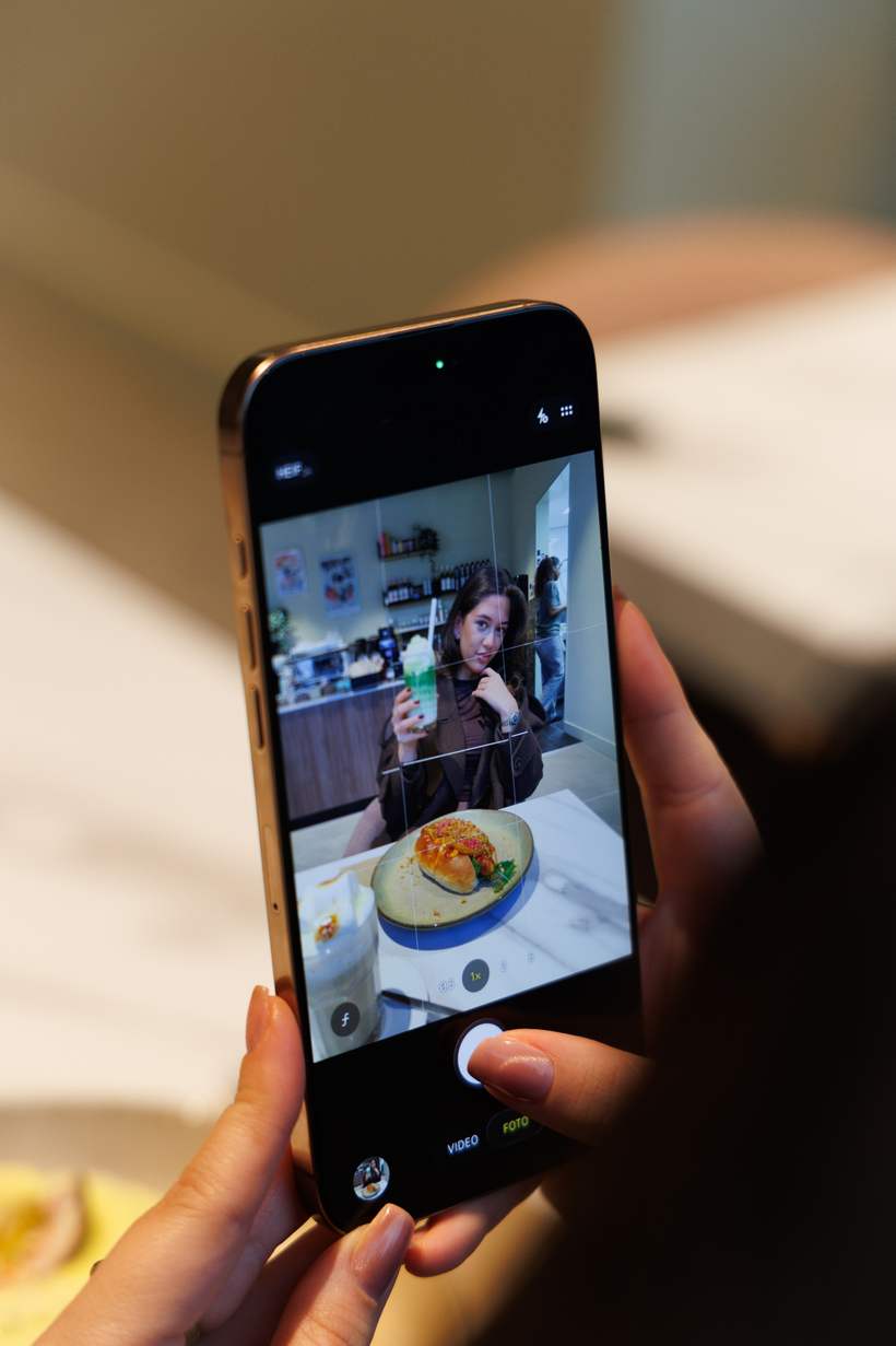 Gast fotografeert eten bij City Lunch
